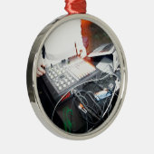 EDM DJ mengt muziek in een ondergronds show Metalen Ornament (Rechts)