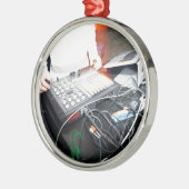 EDM DJ mengt muziek in een ondergronds show Metalen Ornament (Links)