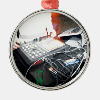 EDM DJ mengt muziek in een ondergronds show Metalen Ornament