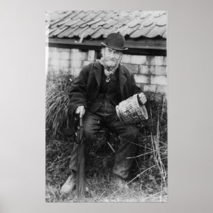 Edward Bingham houdt een van zijn Castle vast Poster