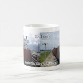 Edwin H. Gott dans la tasse Soo Locks (Centre)