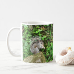 Eekhoorn die een pinda eet koffiemok