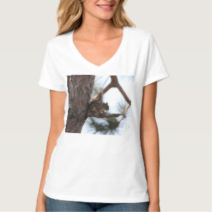 Eekhoorn in een pijnboom t-shirt
