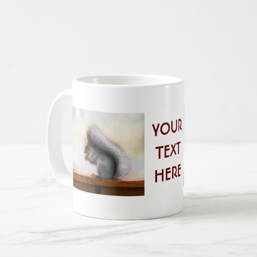 Eekhoorn op een bank en noten koffiemok (Voorkant links)