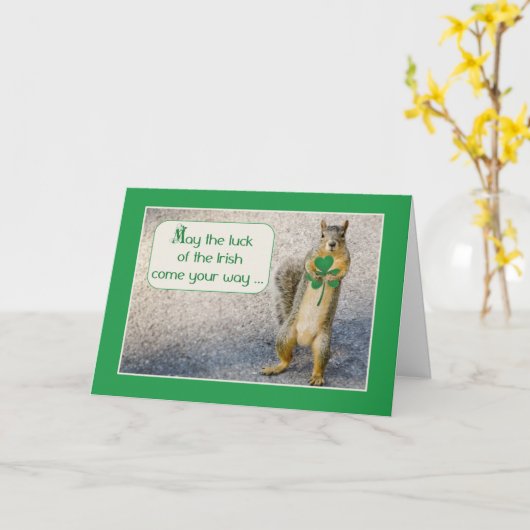Eekhoorn op st. Patrick's Day, Holding Shamrock Kaart (Gele Bloem)