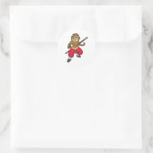Een aap als Warrior met personeel en hoofdband Ronde Sticker (Tas)