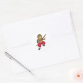 Een aap als Warrior met personeel en hoofdband Ronde Sticker (Envelop)