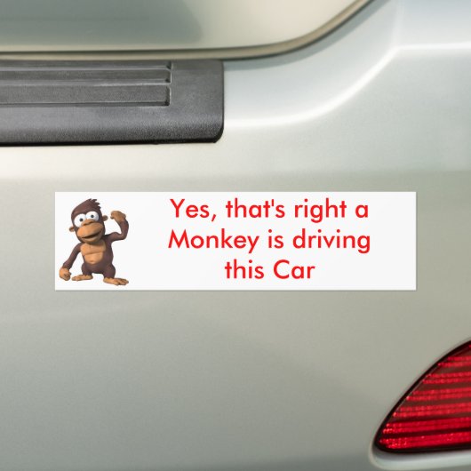 Een aap die een auto bestuurt bumpersticker (Op auto)