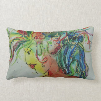 Een aap met vrouwelijke piloot kussen