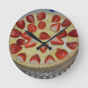 Een aardbeicake ronde klok