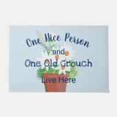 Een aardige persoon en een oude Grouch leeft hier  Deurmat (Voorkant)