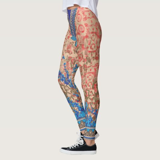 Een afbeelding van een blauw en beige sjaal leggings (Links)