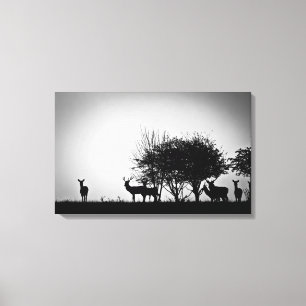 Een afbeelding van een hert in de ochtend mist canvas afdruk