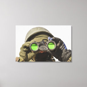 Een Afghaanse soldaat scant de horizon af Canvas Afdruk