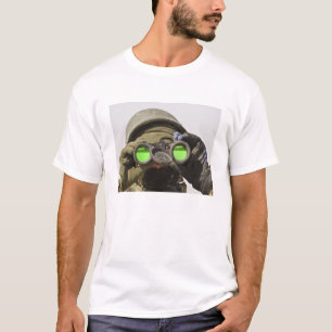 Een Afghaanse soldaat scant de horizon af T-shirt