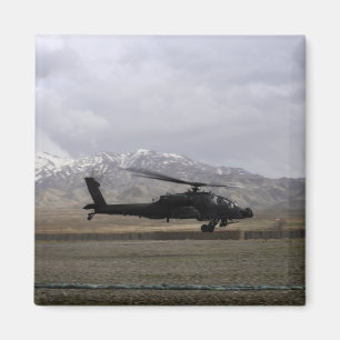 Een AH-64A Apache die opstart Magneet