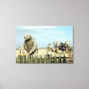 Een Amerikaanse marine bereidt howitzer-rondes voo Canvas Afdruk