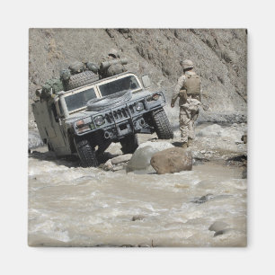 Een Amerikaanse marine die de bestuurder van een H Magneet