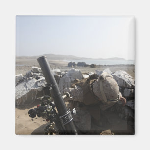 Een Amerikaanse marine vuurt een mortier in Salina Magneet