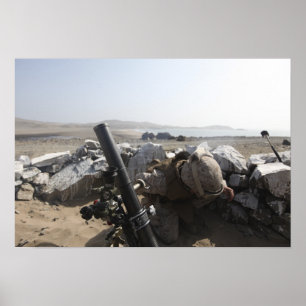 Een Amerikaanse marine vuurt een mortier in Salina Poster