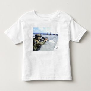 Een Amerikaanse marinier die zijn wapen aanpast Kinder Shirts