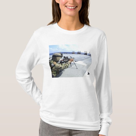 Een Amerikaanse marinier die zijn wapen aanpast T-shirt (Voorkant)