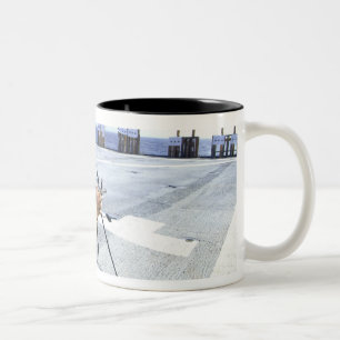 Een Amerikaanse marinier die zijn wapen aanpast Tweekleurige Koffiemok