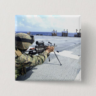 Een Amerikaanse marinier die zijn wapen aanpast Vierkante Button 5,1 Cm