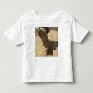 Een Amerikaanse soldaat loopt langs een vuile weg Kinder Shirts