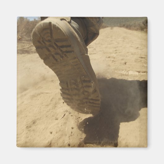 Een Amerikaanse soldaat loopt langs een vuile weg Magneet (Voorkant)