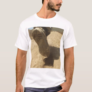 Een Amerikaanse soldaat loopt langs een vuile weg T-shirt