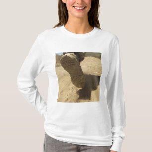 Een Amerikaanse soldaat loopt langs een vuile weg T-shirt