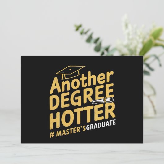 Een andere graad Hotter Master's Degree Afstuderen Aankondiging (Staand voorkant)