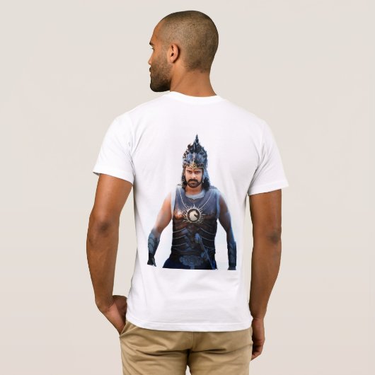 Een andere Indiase markt met Bahubali merchandi T-shirt (Achterkant volledig)