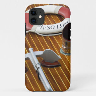 Een anker en een reddingsboei op een houten boot iPhone 11 hoesje