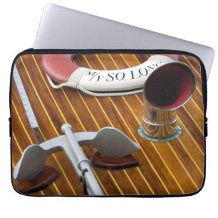 Een anker en een reddingsboei op een houten boot laptop sleeve