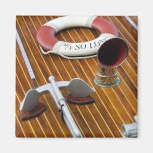 Een anker en een reddingsboei op een houten boot magneet