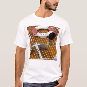 Een anker en een reddingsboei op een houten boot t-shirt