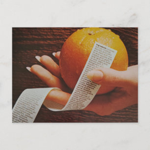 Een antieke hand houdt oranje lange ingrediëntenli briefkaart