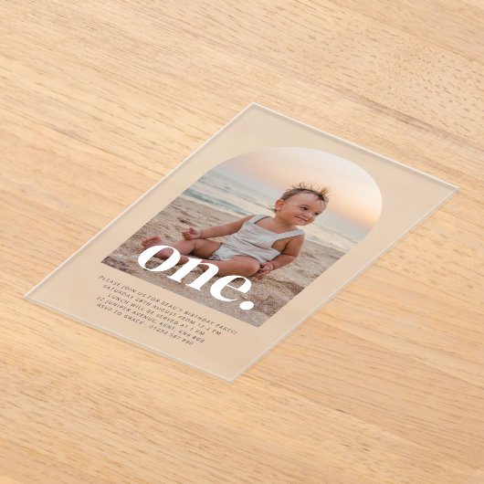 Eén Arched Photo First Birthday Acryl Uitnodigingen (Laagn)