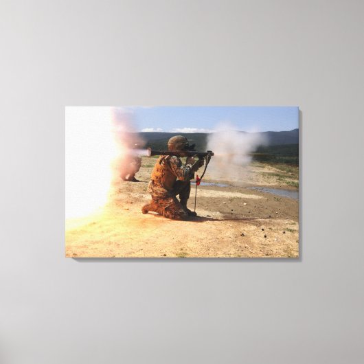 Een assaultman vuurt een Rocket Propted Grenade Canvas Afdruk (Voorkant)