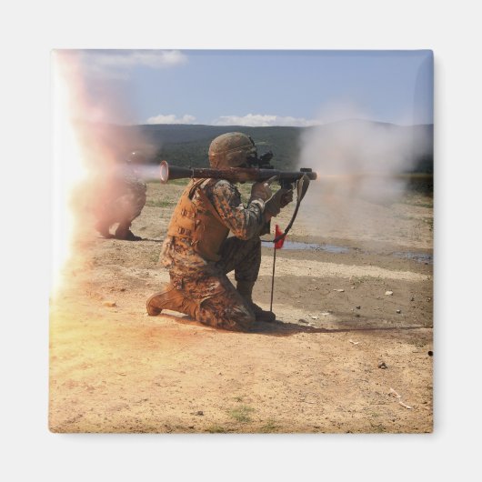 Een assaultman vuurt een Rocket Propted Grenade Magneet (Voorkant)