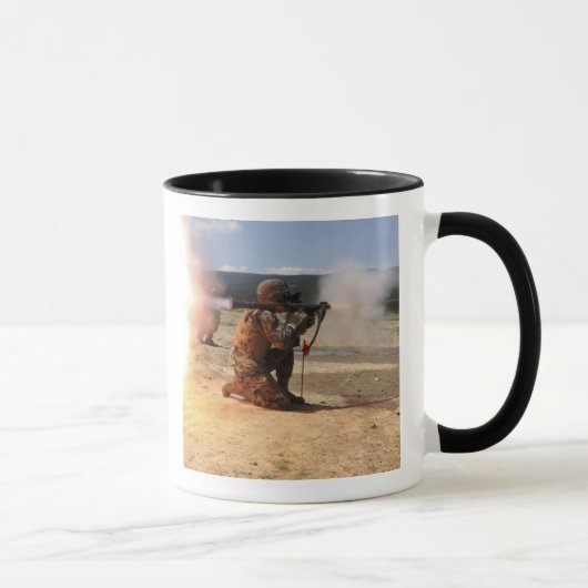 Een assaultman vuurt een Rocket Propted Grenade Mok (Rechts)