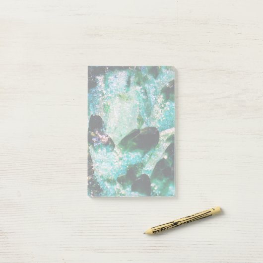 Een aura van smaragden post-it® notes (Op bureau)