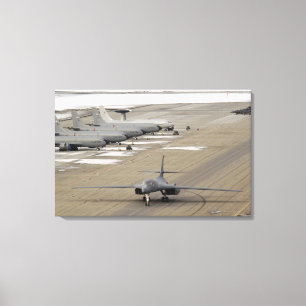 Een B-1B Lancer arriveert bij de Eielson luchtmach Canvas Afdruk