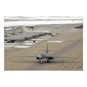 Een B-1B Lancer arriveert bij de Eielson luchtmach Foto Afdruk