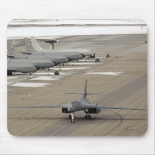 Een B-1B Lancer arriveert bij de Eielson luchtmach Muismat