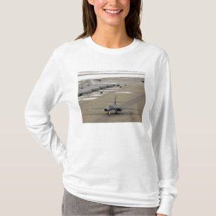 Een B-1B Lancer arriveert bij de Eielson luchtmach T-shirt