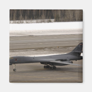 Een B-1B Lancer voert een aanraking uit en gaat Magneet