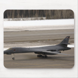 Een B-1B Lancer voert een aanraking uit en gaat Muismat